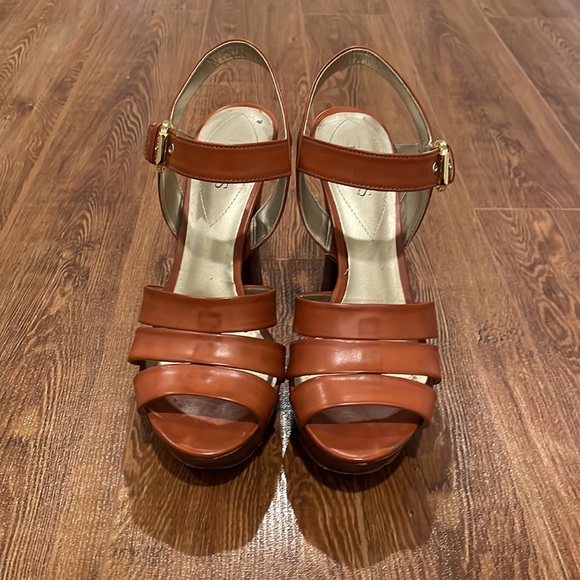 Guess brown platform sandals. Sz 6.5 - Picture 2 of 7